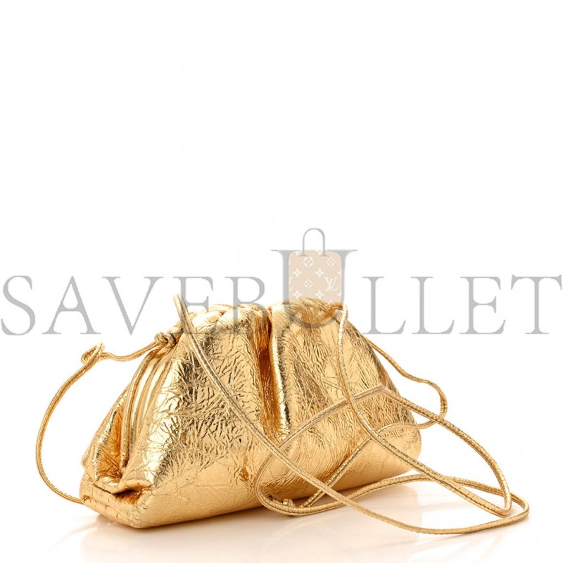BOTTEGA VENETA METALLIC CRINKLED LAMBSKIN THE MINI POUCH ORO (22*12*6cm) BOTTEGA VENETA METALLIC CRINKLED LAMBSKIN THE MINI POUCH ORO (22*12*6cm)
