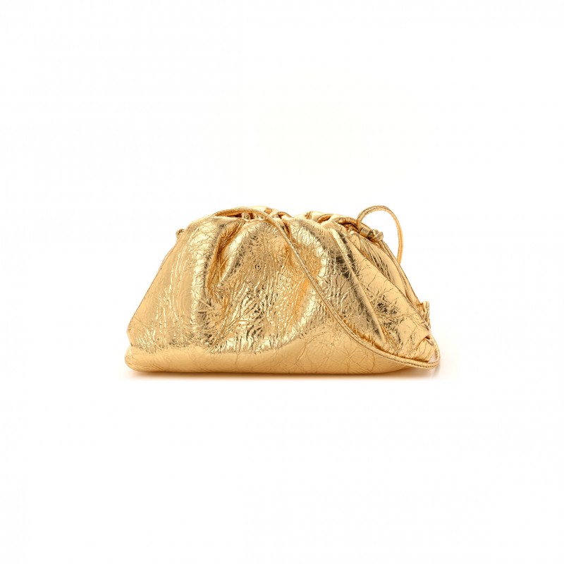 BOTTEGA VENETA METALLIC CRINKLED LAMBSKIN THE MINI POUCH ORO (22*12*6cm) BOTTEGA VENETA METALLIC CRINKLED LAMBSKIN THE MINI POUCH ORO (22*12*6cm)